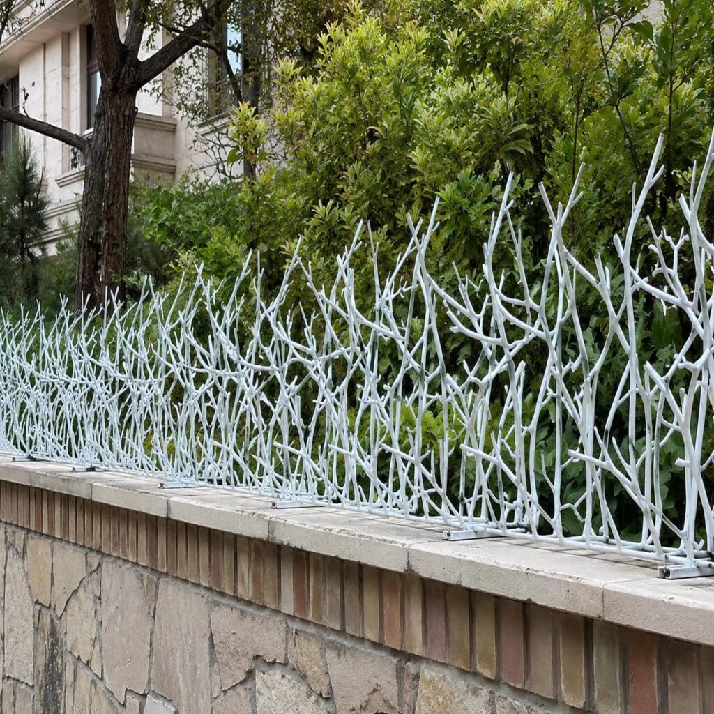 نرده روی دیوار با شاخه های زاویه دار