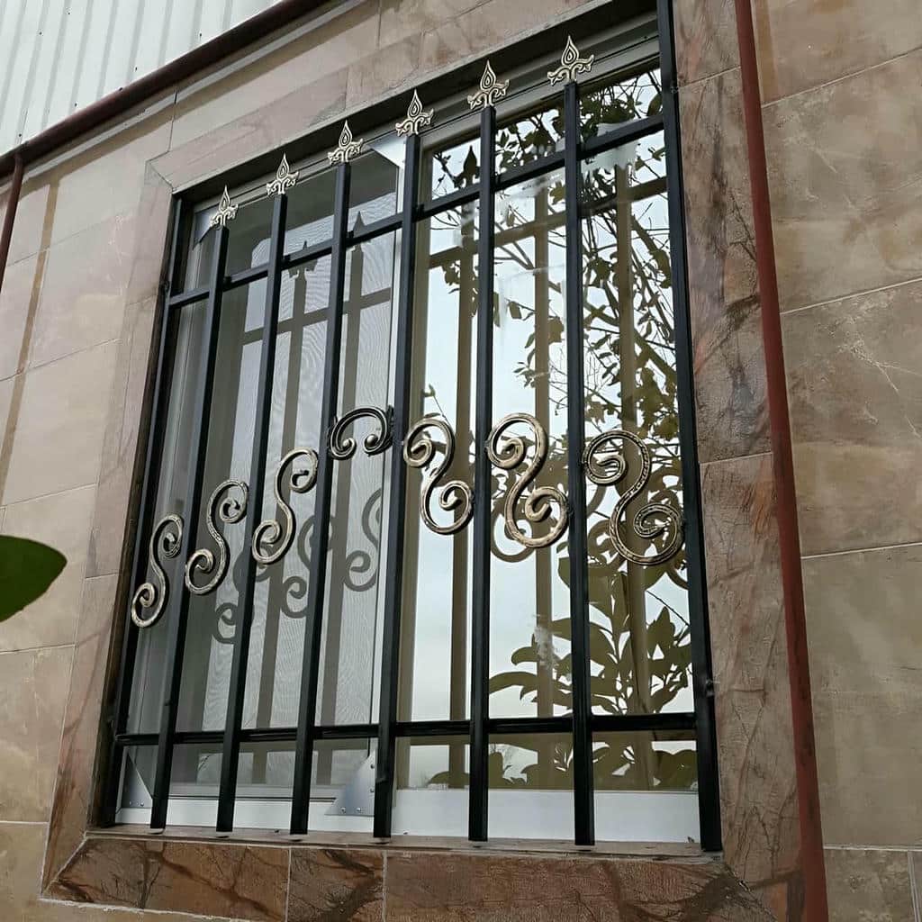 نرده پنجره ساده با خطوط عمودی متقارن