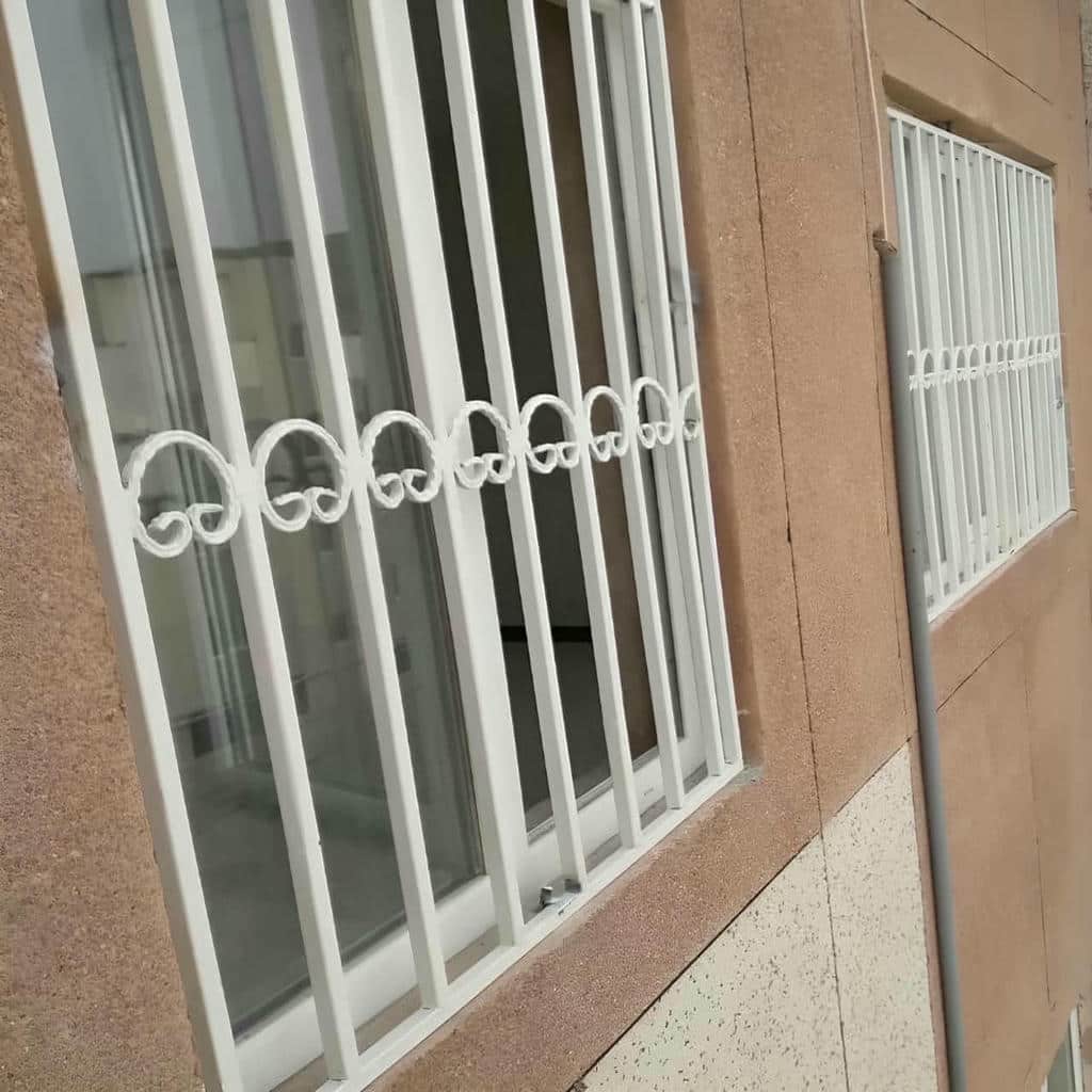 نرده پنجره کلاسیک با نقش اسلیمی طلایی
