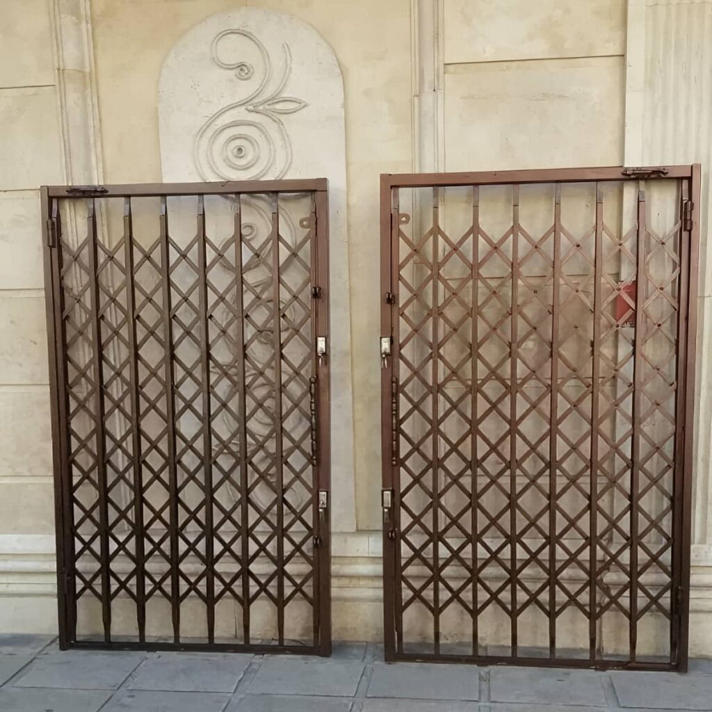 نمای نزدیک اتصالات پرچی گارد درب ورودی نمای نزدیک اتصالات پرچی گارد درب ورودی