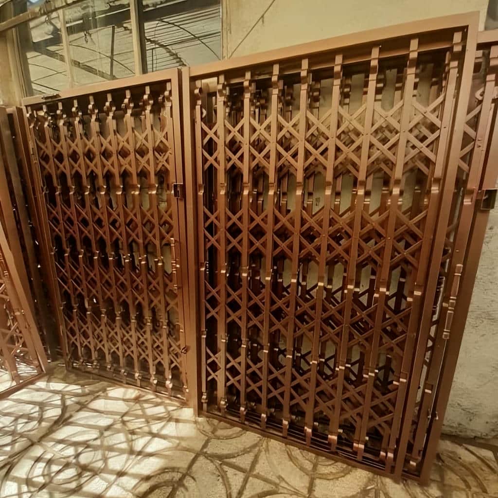نمای نزدیک تسمه های فلزی محافظ درب ورودی