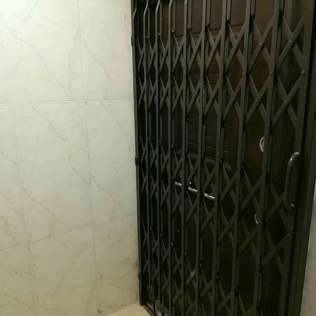 نمای نزدیک تسمه و اتصال محافظ درب آپارتمان نمای نزدیک تسمه و اتصال محافظ درب آپارتمان