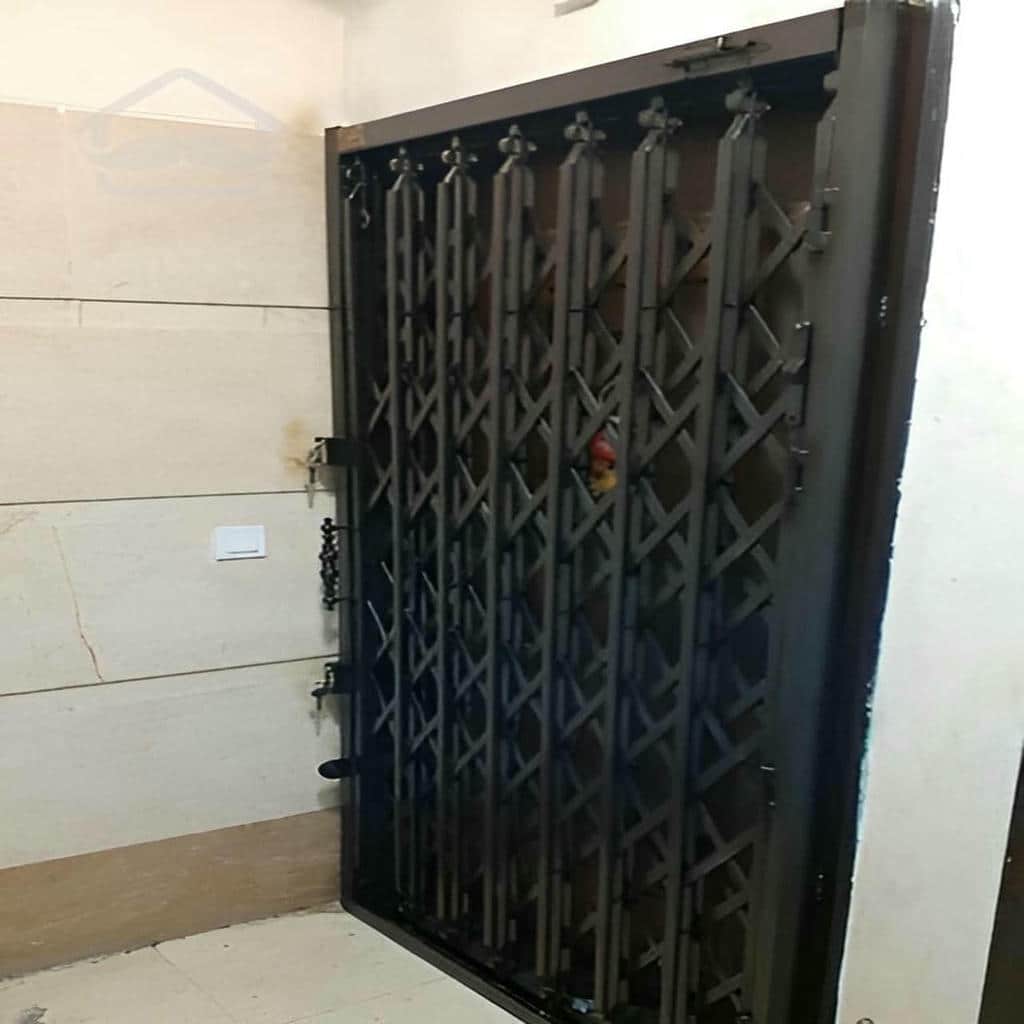 نمای نزدیک ریل گارد آکاردئونی فلزی