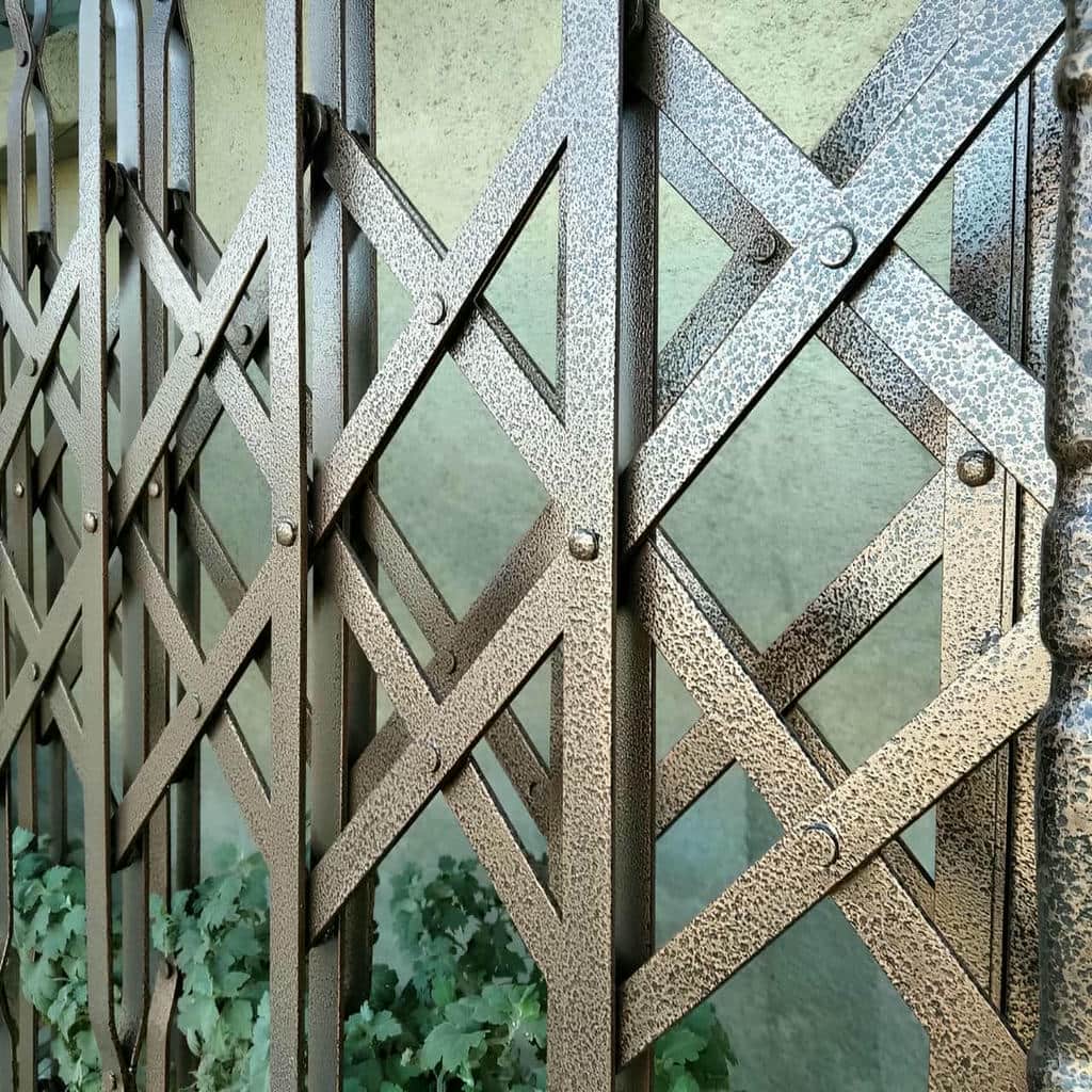 نمای نزدیک ریل گارد آکاردئونی فلزی