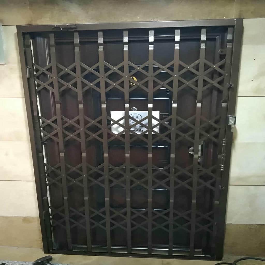 نمای نزدیک پروفیل فلزی محافظ درب ورودی نمای نزدیک پروفیل فلزی محافظ درب ورودی
