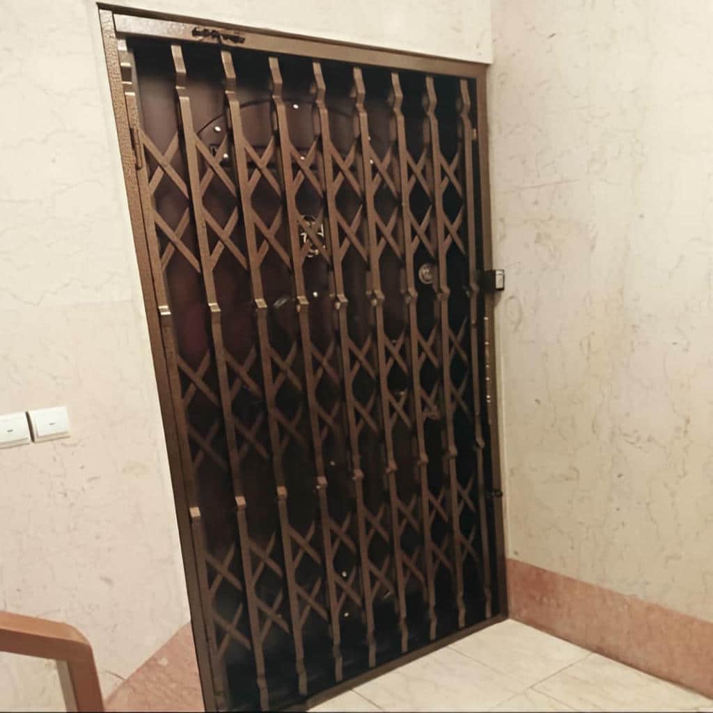 گارد آکاردئونی سفید با ریل فلزی مقاوم