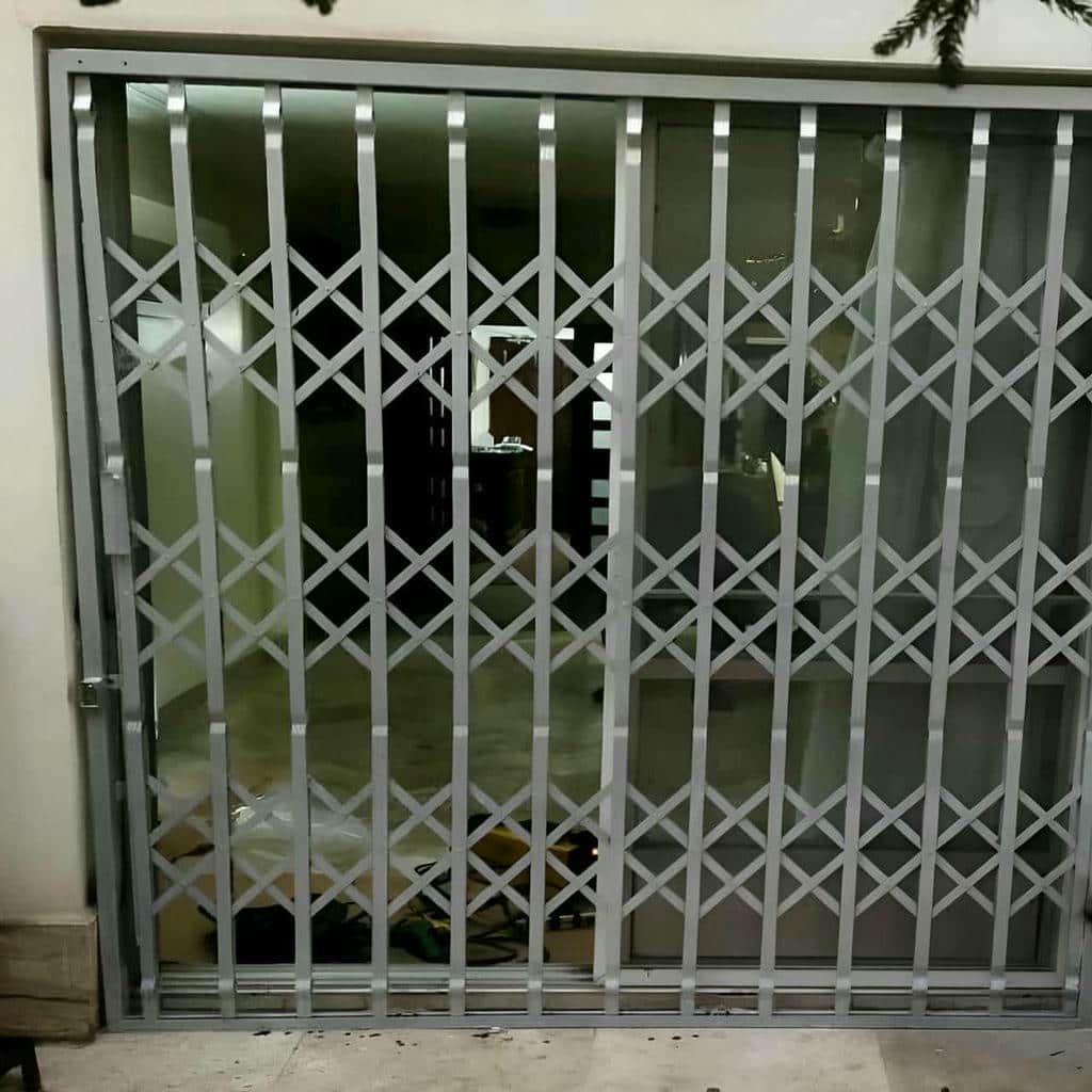 گارد آکاردئونی سفید با ریل فلزی مقاوم