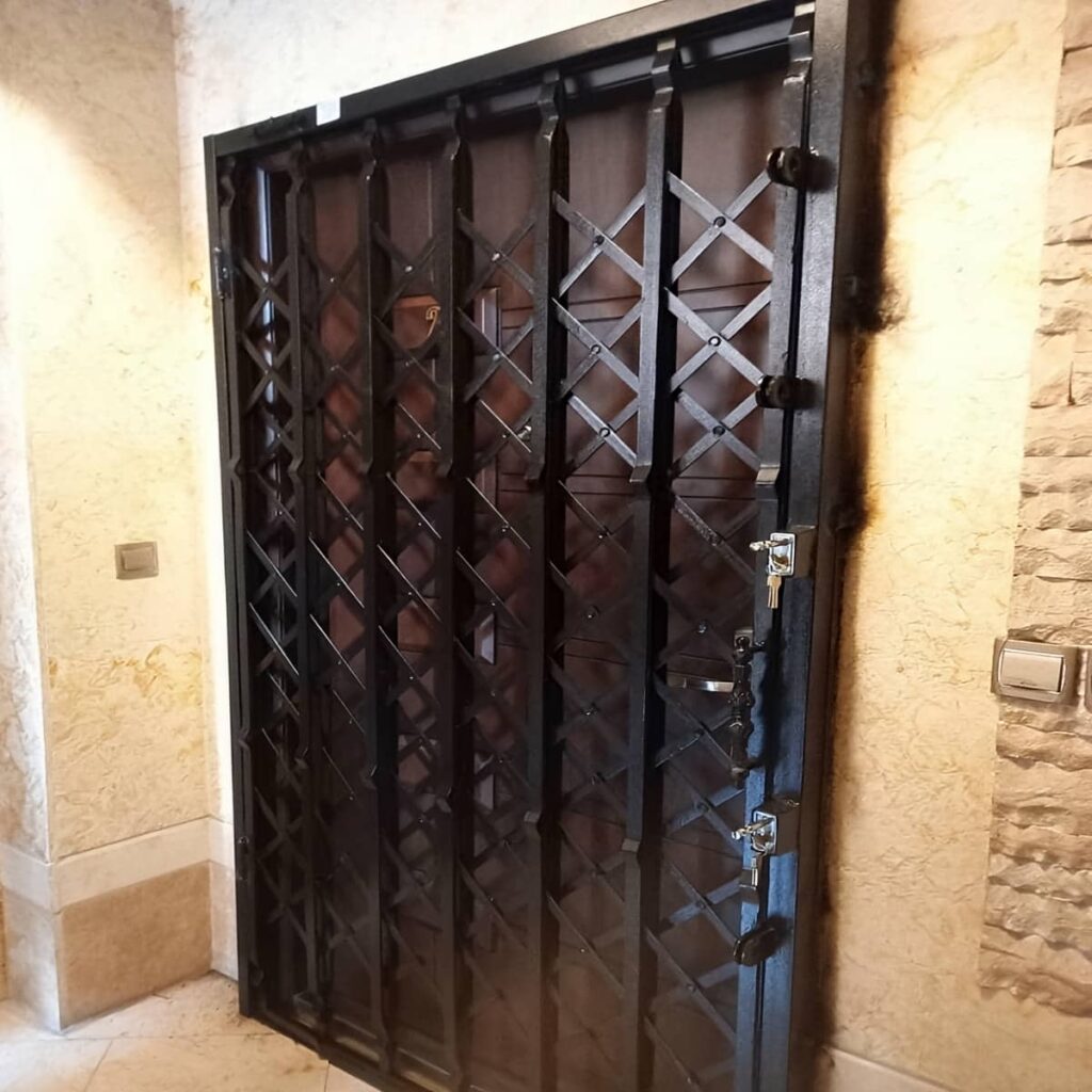 گارد آکاردئونی سفید برای ورودی آپارتمان ساده