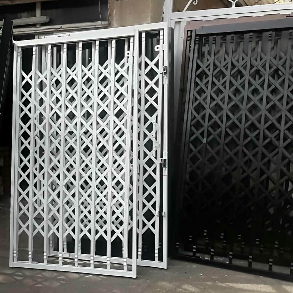 گارد آکاردئونی سفید نصب شده روی ورودی آپارتمان