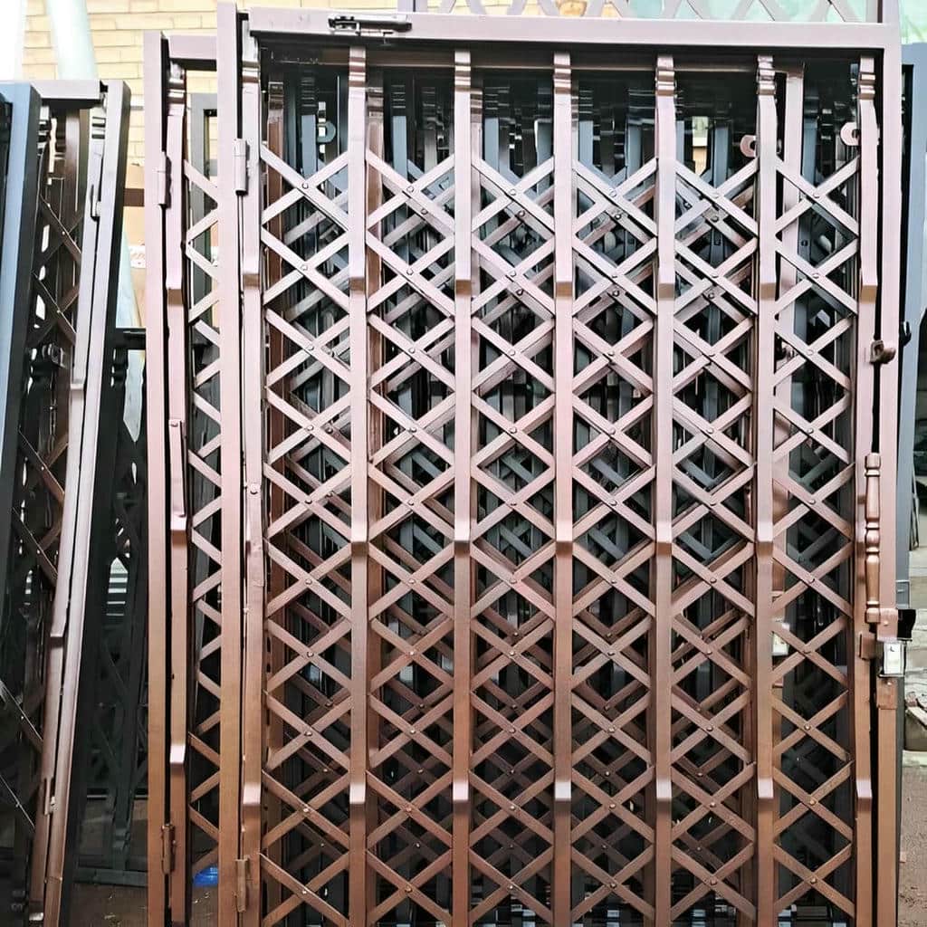 گارد آکاردئونی سفید کنار ورودی آپارتمان