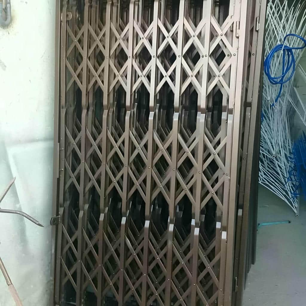 گارد آکاردئونی سفید کنار چهارچوب ورودی آپارتمان