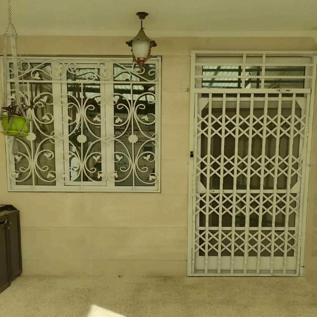 گارد آکاردئونی فلزی سفید برای ورودی آپارتمان