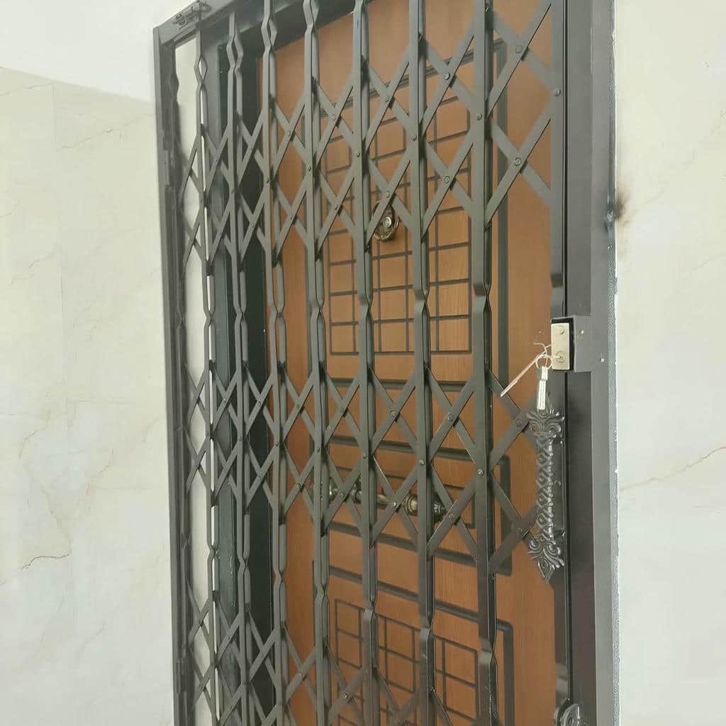 گارد درب ورودی جمع شده کنار چهارچوب