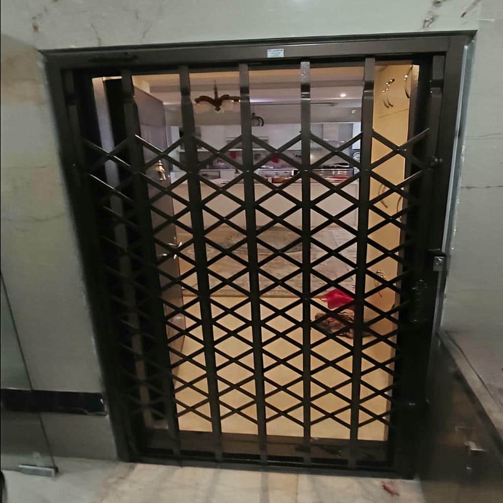 حفاظ درب آکاردئونی مشکی با ریل استان خراسان جنوبی مرکز تخصصی عرضه حفاظ درب آکاردئونی در استان خراسان جنوبی