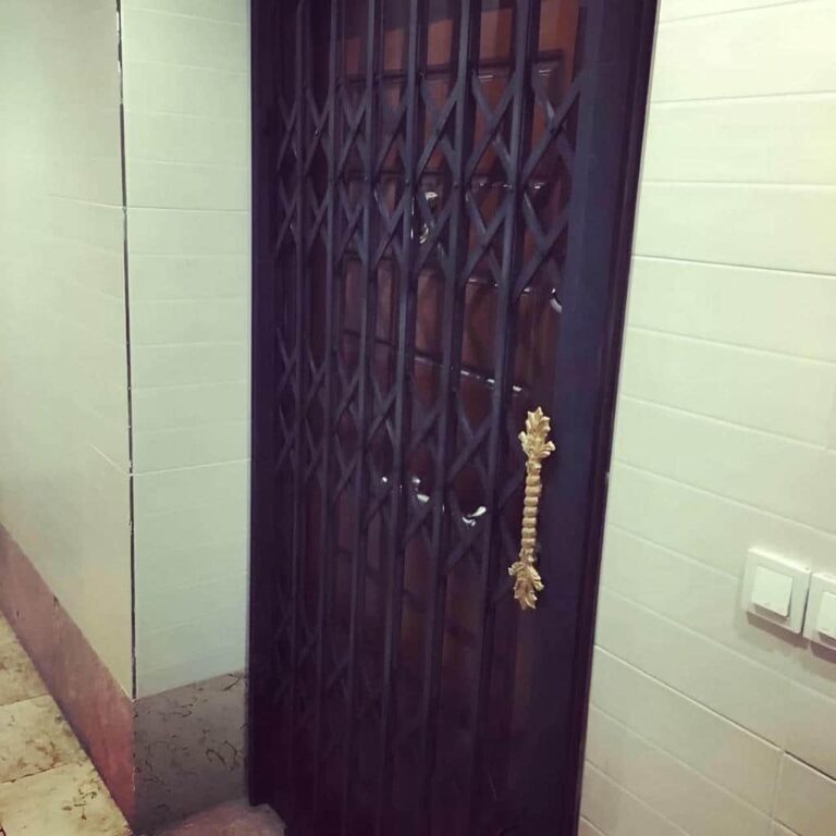 حفاظ درب آکاردئونی مشکی نصب شده در استان چهارمحال و بختیاری حفاظ درب آکاردئونی مشکی نصب شده در استان چهارمحال و بختیاری