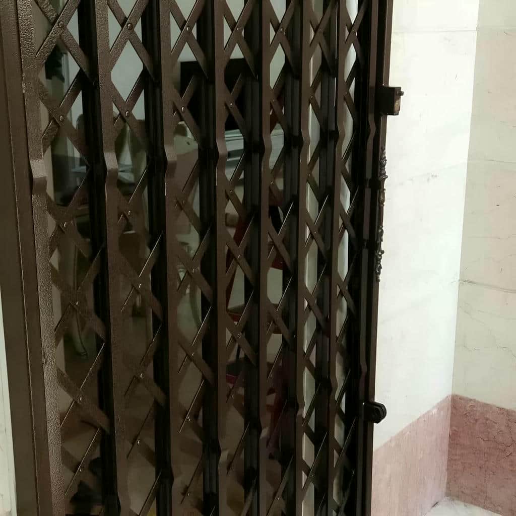 مرکز تخصصی عرضه و سفارش حفاظ درب آکاردئونی در استان یزد