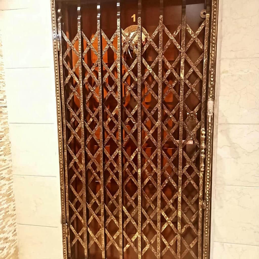حفاظ درب آکاردئونی مشکی نصب شده در سنندج مرکز عرضه و ساخت سفارشی حفاظ درب آکاردئونی در سنندج و حومه