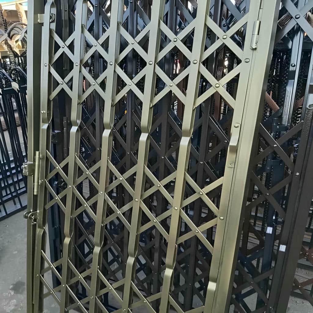 حفاظ درب آکاردئونی مشکی نصب شده در قزوین مرکز تخصصی سفارش و عرضه حفاظ درب آکاردئونی در قزوین و حومه