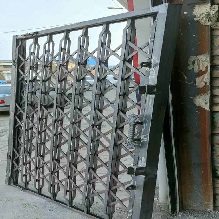 حفاظ درب آکاردئونی مشکی نصب شده در یاسوج