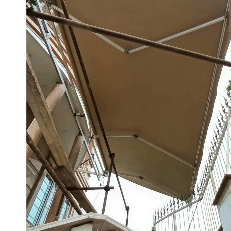 سایبان برقی بازویی سفارشی در بیرجند با پارچه کرم